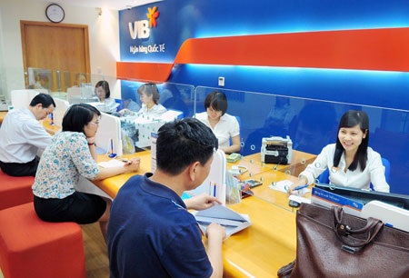 Nộp thuế xuất nhập khẩu qua ngân hàng: Chỉ mất 5 phút! - 2 Khách hàng thực hiện giao dịch nộp thuế tại VIB