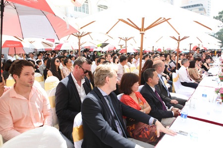 Đông đảo khách và người dân đến tham gia sự kiện khai trương