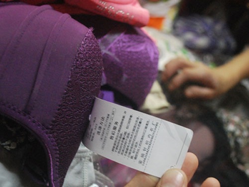 Hà Nội: Thu giữ hàng trăm áo lót Trung Quốc có chứa túi chất lỏng, hạt nhựa
