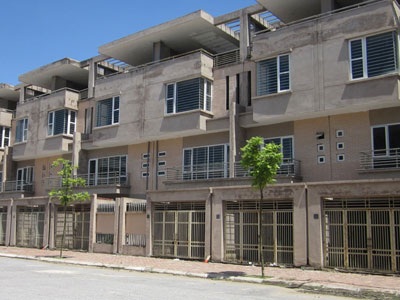 Chung cư hiện đại đồng loạt rệu rã - 2 Nhiều căn biệt thự bị sụt lún và mốc meo