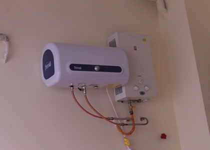 Chung cư hiện đại đồng loạt rệu rã - 3 Bình nóng lạnh được đặt cạnh bình nước nóng chạy bằng gas