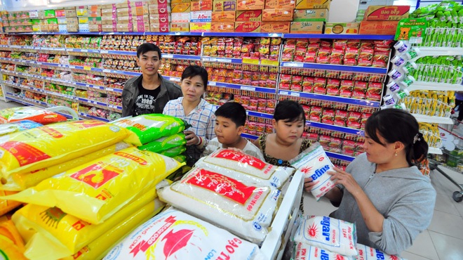 Lo giữ giá hàng Tết - 1 Khách hàng mua hàng bình ổn giá tại siêu thị Co.op Mart Hòa Bình (TP.HCM).