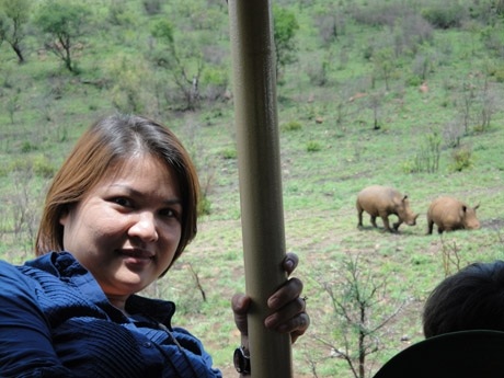 Du khách chụp ảnh cùng tê giác. Ảnh: Trí Đường.