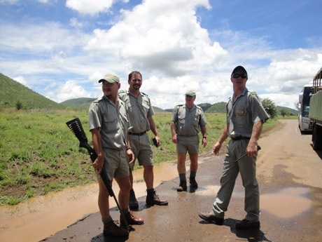 Du khách chụp ảnh cùng tê giác. Ảnh: Trí Đường.