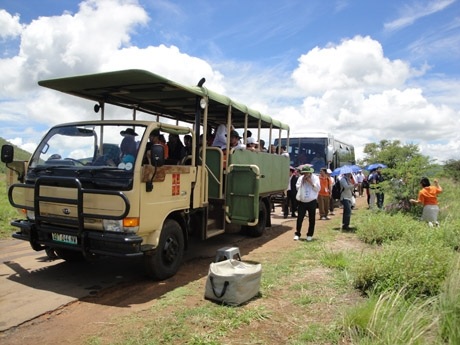 Du khách chụp ảnh cùng tê giác. Ảnh: Trí Đường.