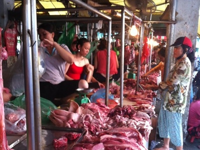 Người tiêu dùng khó phân biệt được đâu là thịt heo chích thuốc và heo thường.