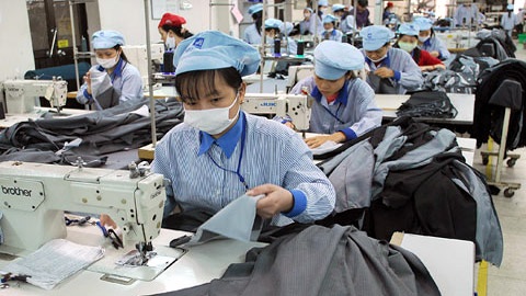 Khó khăn về tài chính khiến các DN tìm đủ cách né trả lương cho công nhân (ảnh Petrotimes)