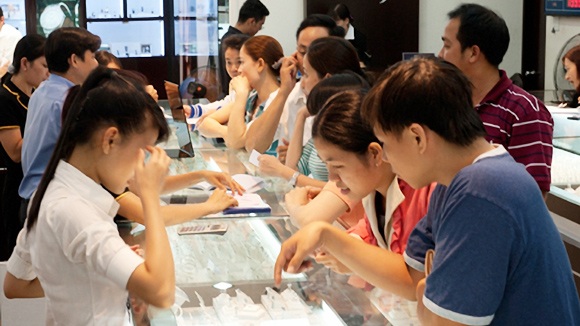 Vàng trong nước giảm ngược chiều với thế giới - 1 Giá vàng trong nước vẫn cao hơn thế giới trên 3 triệu đồng/lượng (ảnh minh họa).