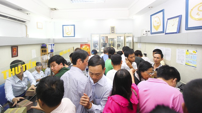 Đổ xô kiểm định chất lượng vàng SJC - 1 Người dân đổ xô kiểm định chất lượng vàng tại chi nhánh SJC miền Bắc