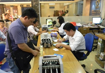 Lượng người mua nhiều hơn người bán.