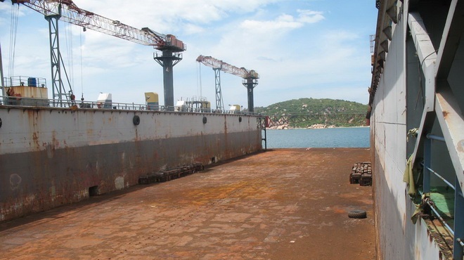 Bán ụ nổi “bỏ hoang” ở Cam Ranh cho Mỹ - 1 Ụ nổi Venture Dock 2 xuống cấp nặng khi neo 4 năm trong vịnh Cam Ranh