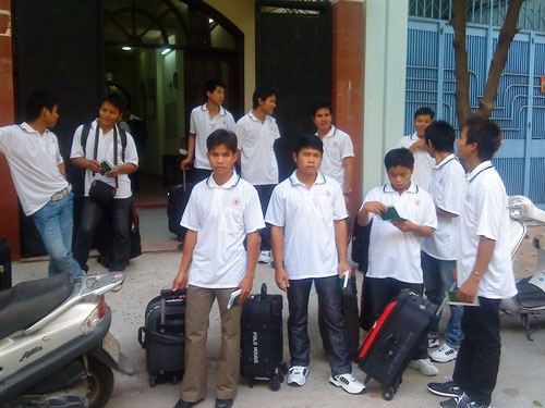 Xuất khẩu LĐ sang Malaysia: “Lỡ tay” ký sai hợp đồng - 1 Người lao động do Công ty CP Châu Hưng tuyển chọn trước giờ xuất cảnh sang