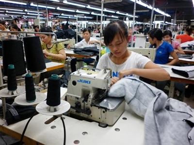 Doanh nghiệp dệt may liên tục khuyến mãi để tăng sức mua.