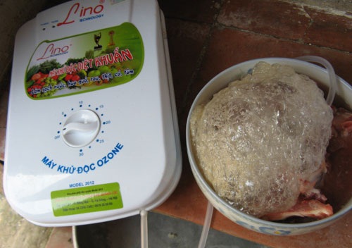 "Máy khử độc" bán rong giá "trên trời" - 1 Một trong những loại máy khử độc mà đội quân tiếp thị mang đến nhà từng người dân quê