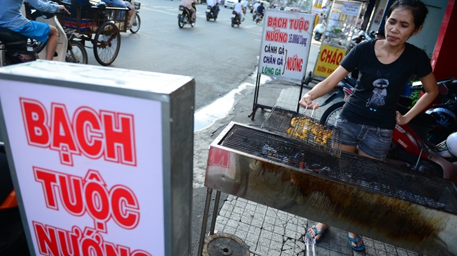 Bạch tuộc “vươn vòi” khắp Sài Gòn - 2 Bạch tuộc nướng được bày bán trên đường Hoàng Văn Thụ, Q.Phú Nhuận, TP.HCM