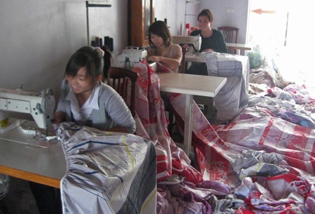 Mục sở thị công nghệ sản xuất chăn, đệm siêu rẻ và... siêu rởm - 1 Sản xuất chăn, đệm tại làng Trát Cầu.