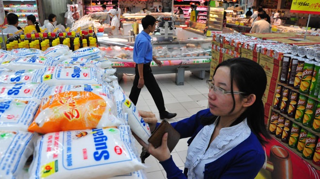 Phải dành một khoản vốn lớn để trữ hàng, siêu thị cũng lo sức mua trong dịp tết sụt giảm