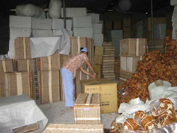 Làng nghề cũng thiếu việc làm - 1 Bà Nguyễn Thị Lan bên kho hàng chất đống.
