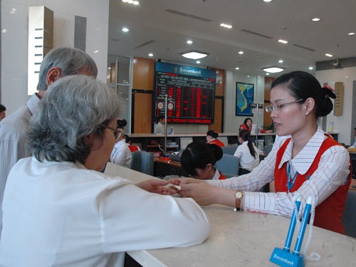 Giao dịch tại một ngân hàng ở TPHCM (Ảnh chỉ có tính minh họa).