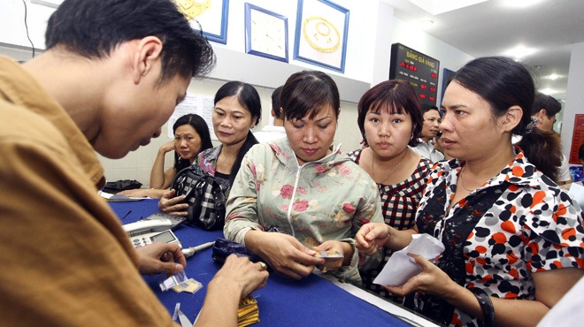 Móc túi người giữ vàng - 1 Người dân đổ xô kiểm định chất lượng vàng tại chi nhánh SJC miền Bắc (Q.Ba Đình, Hà Nội)
