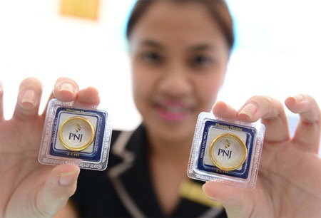Vàng nhẫn lai vàng miếng - 1 Vàng nhẫn thương hiệu PNJ được bày bán tại một số cửa hàng ở TP.HCM.