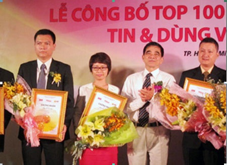 Thẻ Vietinbank: Tự tin hội nhập - 2 Phó Tổng giám đốc VietinBank Phạm Huy Thông nhận giải tại buổi lễ.