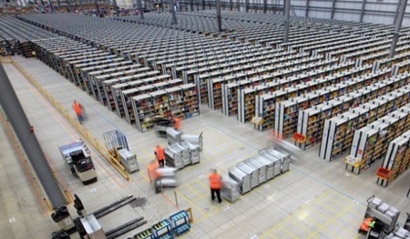 Cận cảnh kho hàng khổng lồ của Amazon - 1 Hàng trăm giá hàng trong kho