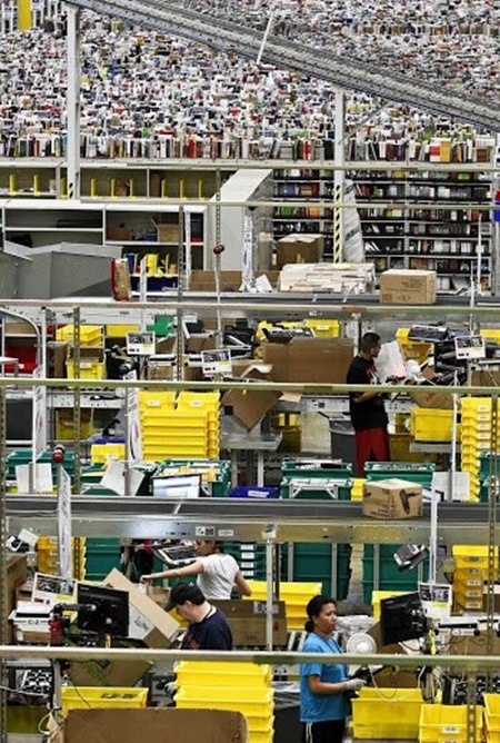 Cận cảnh kho hàng khổng lồ của Amazon - 10 Băng chuyền lớn để vận chuyển hàng hóa lên cao và giữa các giá hàng