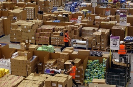 Cận cảnh kho hàng khổng lồ của Amazon - 2 Nhân viên tại đây sử dụng xe đẩy để vận chuyển hàng trong kho