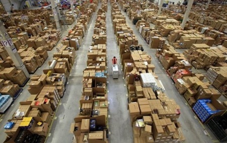 Cận cảnh kho hàng khổng lồ của Amazon - 3 Hàng trăm hộp hàng hóa trải đây trên sàn
