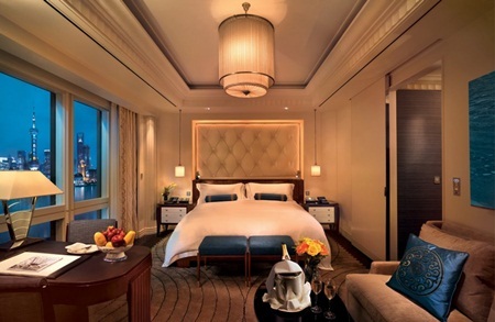 Phòng hạng Duluxe của khách sạn có tầm nhìn ra thành phố.