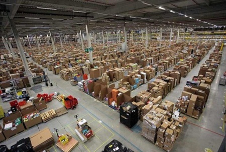 Cận cảnh kho hàng khổng lồ của Amazon - 5 Amazon phải thuê hàng nghìn nhân viên để sắp xếp và vận chuyển hàng trong kho