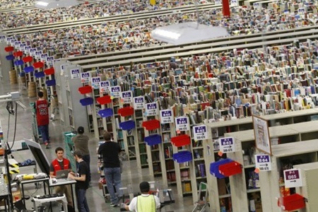 Cận cảnh kho hàng khổng lồ của Amazon - 7 Bảng tên và các màu sắc khác nhau được sử dụng để xếp loại và xác định vị trí các giá hàng