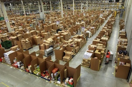 Cận cảnh kho hàng khổng lồ của Amazon - 8 Hàng trăm thùng hàng xếp dài vài km