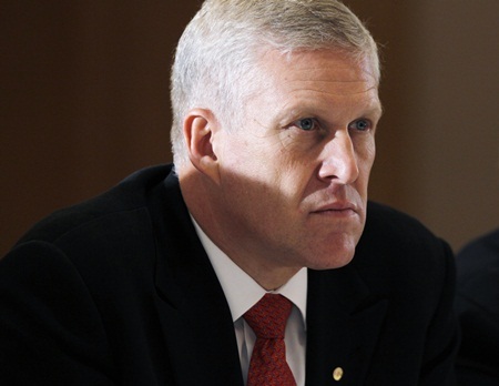 Lương CEO gấp hàng nghìn lần lương nhân viên - 9 CEO: Louis R. Chênevert