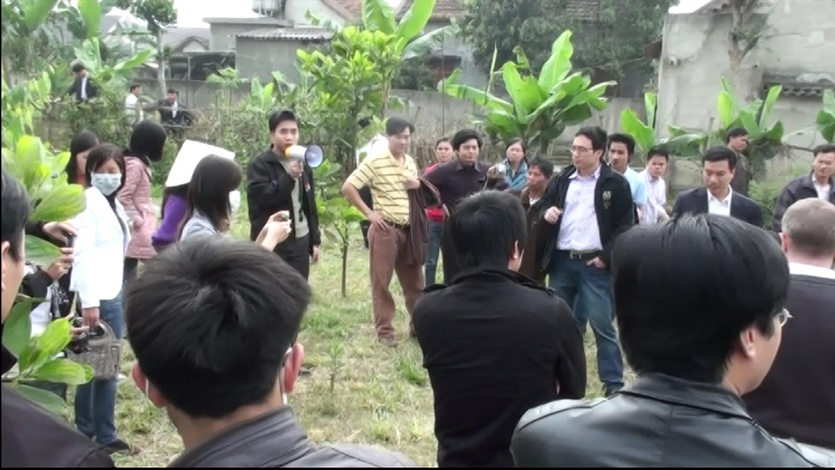 Xử lý ô nhiễm POP: Đã xong 5 điểm nặng nhất - 1 Cán bộ Dự án POP hướng dẫn người dân cách tiêu hủy hóa chất, bao bì tồn lưu an toàn.