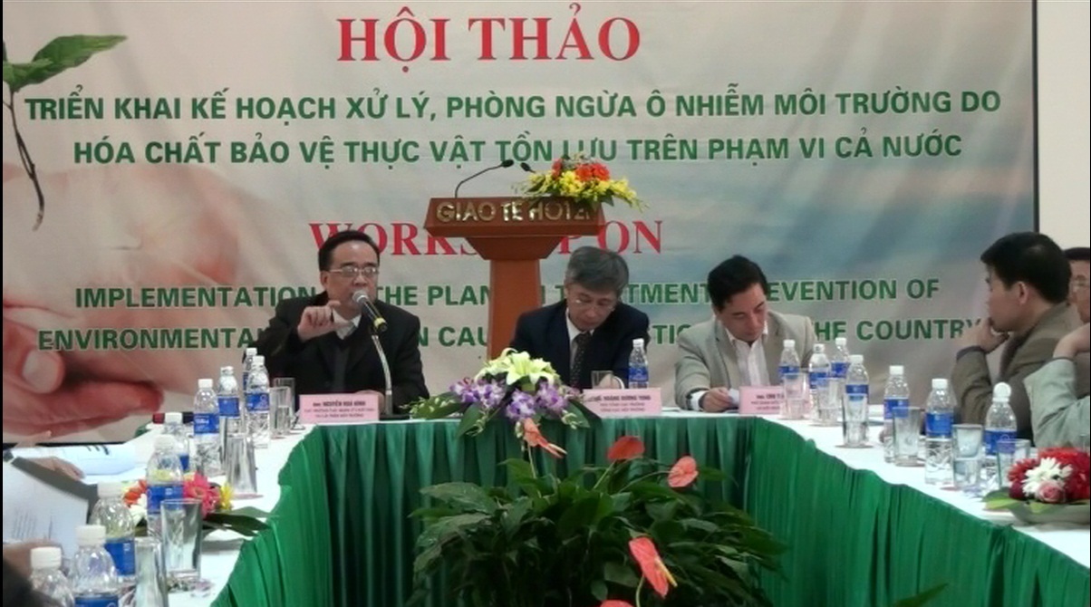 Xử lý ô nhiễm POP: Đã xong 5 điểm nặng nhất - 2 Cán bộ Dự án POP hướng dẫn người dân cách tiêu hủy hóa chất, bao bì tồn lưu an toàn.