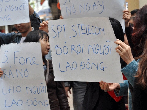 S-Fone “cháy túi”, ôm nợ - 2 Sáng 17/12, rất đông nhân viên yêu cầu lãnh đạo nhà mạng S-Fone trả tiền nợ lương.