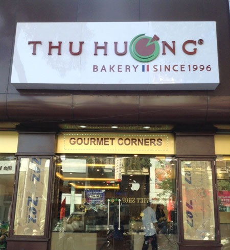 Lượng khách mua bánh ngọt dịp Noel vẫn ổn định.