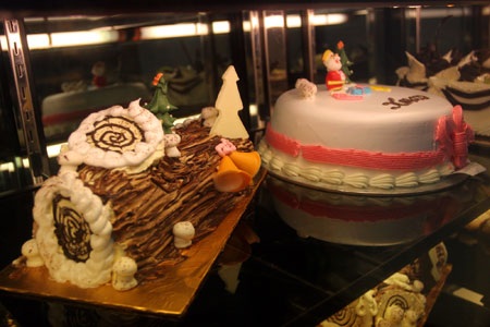 Thị trường bánh Noel 2012: Giá tăng, sức mua vẫn ổn định - 2 Đa dạng các loại bánh. Giá bánh năm nay cũng tăng từ 8-10% so với mọi năm.