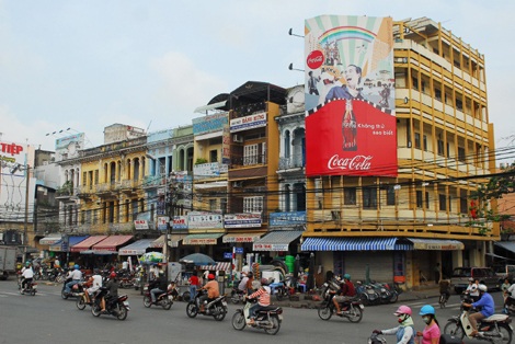 Coca Cola Việt Nam có dấu hiệu "chuyển giá"? - 1 Coca Cola với những biển quảng cáo tấm lớn tại đường phố Việt