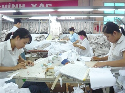 Thưởng Tết: Kẻ chắc có, người lo… không - 1 Công nhân Cty May Sông Hồng (