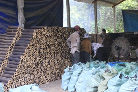 Cơ sở sản xuất củi trấu của anh Minh