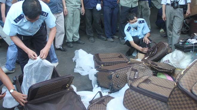 Hàng dỏm xuống phố - 1 Cục Điều tra chống buôn lậu hải quan tiêu hủy hàng ngàn sản phẩm giả hàng hiệu