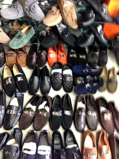 Các chiêu xài đồ fake của các mỹ nữ Việt - 1 Hàng nhái giống y như thật đang tràn ngập thị trường.