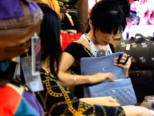 Đường đi của hàng dỏm - 1 Túi xách, ví da giả hiệu bán tại Saigon Square (quận 1- TPHCM).