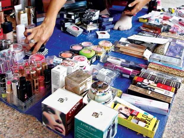 Những nẻo đường hàng hiệu - 1 Các nhãn hiệu mỹ phẩm cao cấp được bày bán ngoài chợ.