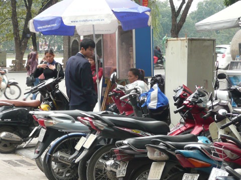 "Nóng" đổi tiền lì xì... giá "chát" - 2 Dịch vụ đổi tiền hoạt động tại phố Đinh Lễ.