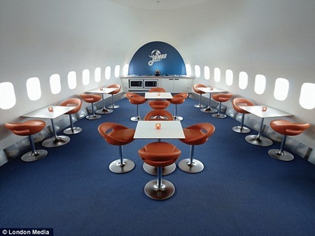 Độc đáo nhà nghỉ được xây dựng trên chiếc Boeing 747 - 2 Một quán rượu và một quán café được thiết kế ngay trong khoang máy bay.