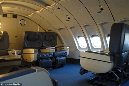 Độc đáo nhà nghỉ được xây dựng trên chiếc Boeing 747 - 4 Phòng đôi được ghép với “buồng lái” này mở ra tầm nhìn dọc đường bay.